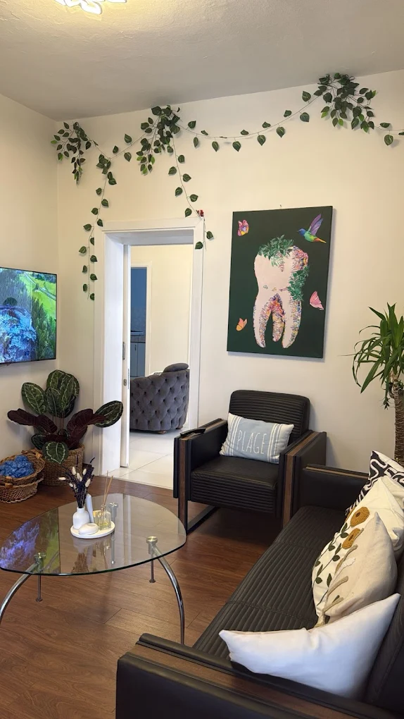 Dt. Aybüke İlayda Bakır Kuşadası — Modern bekleme salonu ve resepsiyon alanı
